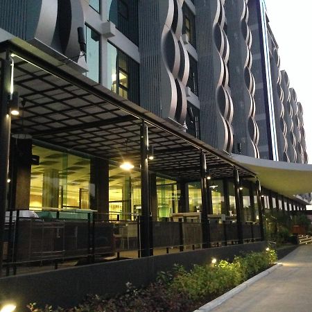 Alvarez Hotel Buriram Ngoại thất bức ảnh