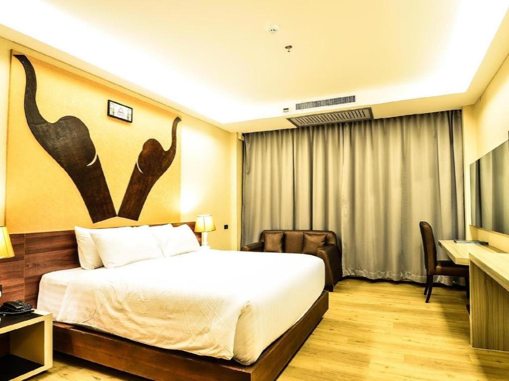 Alvarez Hotel Buriram Ngoại thất bức ảnh