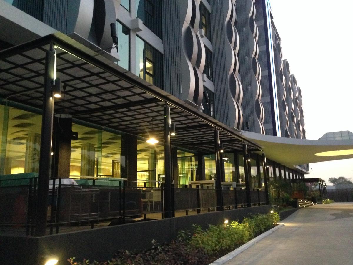 Alvarez Hotel Buriram Ngoại thất bức ảnh
